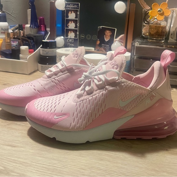 Nike Shoes - BRAND NEW nike 270